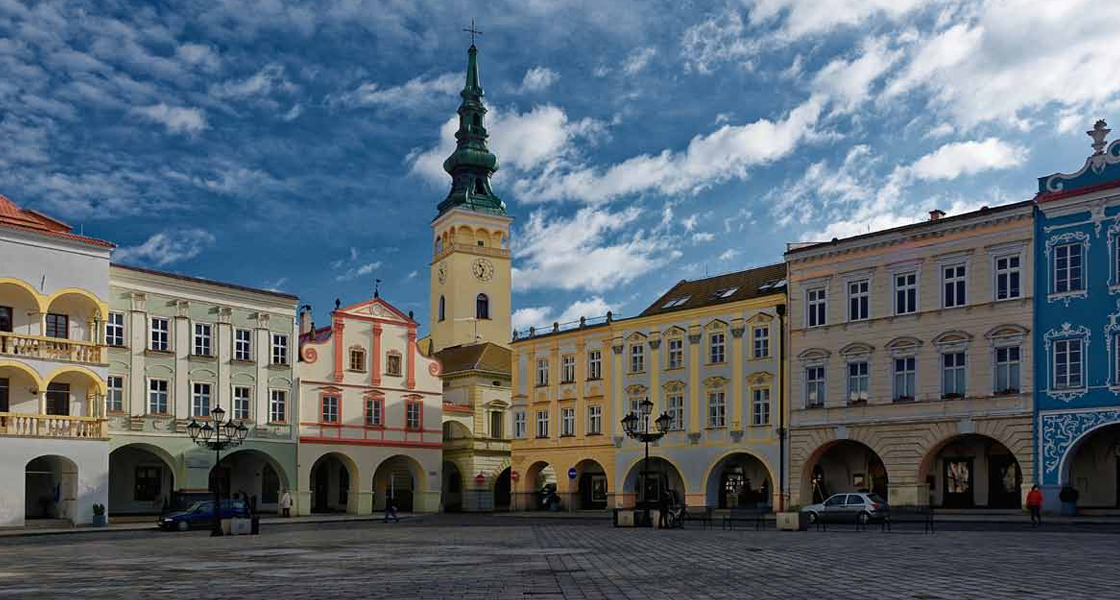 Nový Jičín – zasněžené střechy a věž kostela